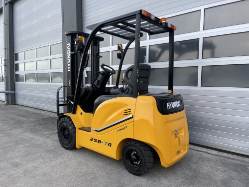 www.gebruikteheftrucks.net Hyundai 25B-7A 2.5ton 2500kg elektrische heftruck vorkheftruck toyota linde hyster jungheinrich BT electric warehouse forklift 3.3 1