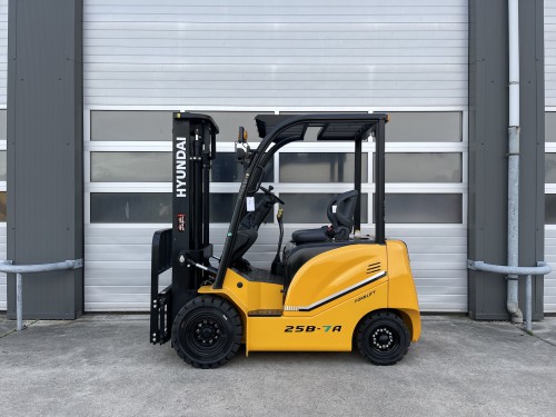 www.gebruikteheftrucks.net Hyundai 25B-7A 2.5ton 2500kg elektrische heftruck vorkheftruck toyota linde hyster jungheinrich BT electric warehouse forklift 3.3
