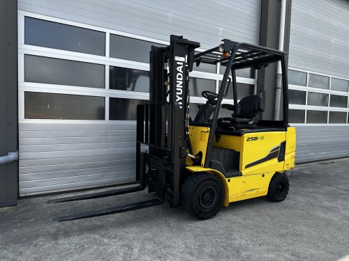 www.gebruikteheftrucks.net Hyundai 25B-9 elektrische heftruck vorkheftruck forklift 3.3meter 2500kg 2.5 1