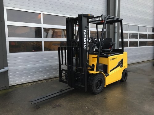 www.gebruikteheftrucks.net Hyundai 25BH-9 demo machine heftruck forklift 1