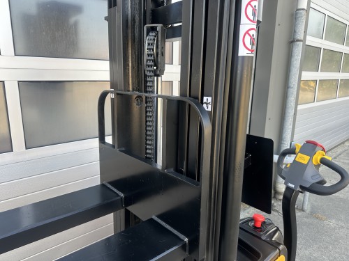 www.gebruikteheftrucks.net Hyundai 12ESH elektrische stapelaar stacker 4.5 meter 1200kg 1.2ton Linde Still Hyster Toyota Jungheinrich electric 3