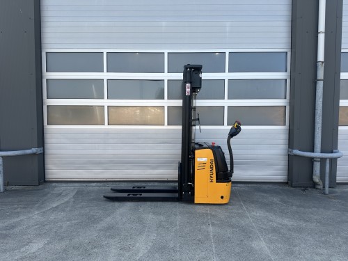 www.gebruikteheftrucks.net Hyundai 12ESH elektrische stapelaar stacker 4.5 meter 1200kg 1.2ton Linde Still Hyster Toyota Jungheinrich electric