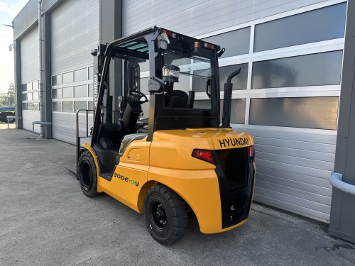 www.gebruikteheftrucks.net hyundai 30DE-9V 3000kg diesel heftruck vorkheftruck forklift hyster toyota bobcat still linde doosan 2