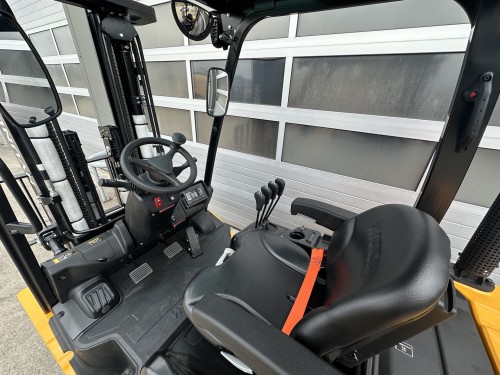 www.gebruikteheftrucks.net hyundai 30DE-9V 3000kg diesel heftruck vorkheftruck forklift hyster toyota bobcat still linde Yale 3