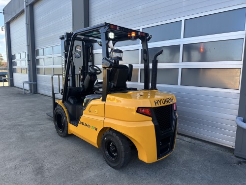 www.gebruikteheftrucks.net hyundai 35DE-9V 3500kg diesel heftruck vorkheftruck forklift hyster toyota bobcat still linde Yale 1